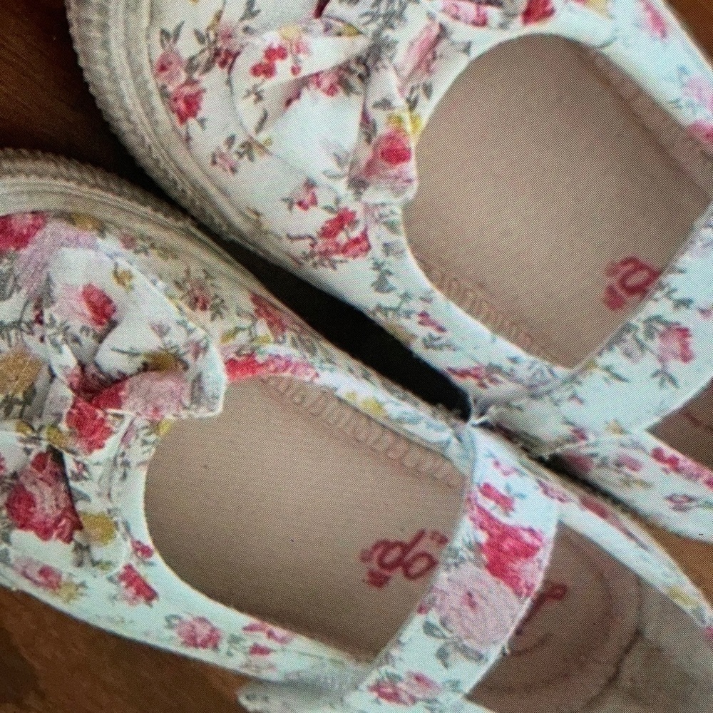 Base adorned delicate floral pattern shoes